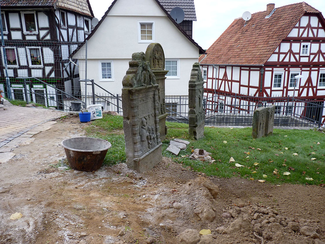 Pflaster- und Treppenarbeiten an St. Crescentius (Foto:Karl-Franz Thiede)